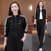 Conjunto casual da moda feito sob medida para mulheres, nova coleção de outono, jaqueta curta listrada estilosa com gola alta e calça pantalona, estilo esportivo