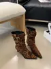 Fivela de Couro Apontada para Cinto de Botas Curtas Femininas Outono e Inverno 2025 Novas Botas Elegantes de Salto Agulha Botas Slim de Camurça de Cano Médio para Mulheres