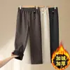 Calça Jeans Mom Estilosa Perna Reta Outono Inverno 2026 Nova Espessada com Veludo para Mulheres de Meia-Idade e Idosas Calça de Perna Reta Estreita Calça de Perna Larga Mulheres