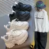 Zapatos deportivos de cuero para hombre y mujer, nuevo estilo otoño 2026, tenis blancos antideslizantes para estudiantes, zapatillas ligeras para correr para niños, venta al por mayor