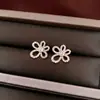 Pendientes de botón de flor de circonita con pasador de plata chapado en oro real de 18k Pendientes de estilo de lujo ligero simples y versátiles Pendientes de moda Accesorios de pendientes de temperamento para mujer
