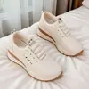 Zapatillas de cuero suave, suela gruesa, que aumentan la altura para mujer, nueva colección otoño 2026, zapatos casuales para mujeres menudas, zapatillas blancas versátiles para mujer