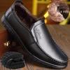 Sapatos de couro masculinos quentes de inverno com forro de lã, calçados casuais de algodão, camada superior masculina de couro bovino, sola macia e antiderrapante, sapatos para pais de meia-idade e idosos