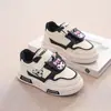 Tênis Infantis Fofos de Desenho Animado 2025 Outono Novo Estilo Sapatos Casuais Forrados com Lã Sola Macia Antiderrapante Tênis de Skate Infantil para Meninos