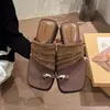 Sandálias de salto anabela femininas de verão para uso externo 2026, confortáveis e não cansativas, novas chinelos slip-on franzidos estilo francês