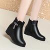 Botas curtas de cunha para mulheres outono e inverno novos sapatos de inverno botas curtas de couro macio sapatos de couro forrados de lã para mães de meia-idade e idosas sapatos acolchoados de algodão