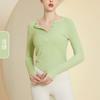 Q Otoño e Invierno Camiseta Deportiva Ajustada con Cuello de Botón para Mujer, Moda de Cuerpo Delgado, Dobladillo Curvo, Top de Yoga de Manga Larga