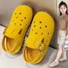 Zuecos infantiles 2025 primavera/verano nuevo estilo sandalias de suela blanda para niños zapatos de bebé para niñas zapatos para caminar de bebé sandalias