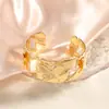 Pulseira Aberta de Metal com Padrão de Flores Venda Quente Transfronteiriça Pulseira de Luxo Leve Toque de Alto Padrão Joia de Mão Personalidade Fashion para Mulheres Personalizada