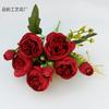 Rosas de simulación ramo de rosas de 5 cabezas envueltas en el centro decoración de boda de mano para el hogar hotel fabricantes de flores falsas de comercio exterior