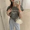 Camiseta Branca e Preta de Manga Curta com Laço Vermelho para Mulheres, Design Único, Novo Estilo 2026, Primavera/Verão, Ombro Normal, Top Bonito