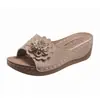 Pantuflas de cuña de talla grande transfronterizas para mujer 2025 Nuevo estilo de verano con diseño calado Sandalias Temu de venta caliente para mujer Sandalias ligeras para exteriores