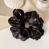 Scrunchie fofo de bolinhas estilo coreano e japonês, moderno e simples, versátil para o uso diário, adequado para rabos de cavalo e coques.