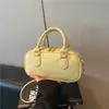 Bolsa de Mão Quadrada Pequena de Nicho Coreana 2026 para Mulheres, Bolsa Bowling Transversal Versátil Exquisita Bolsa Boston Almofada