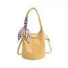 A popular bolsa de balde fresca portátil deste ano para mulheres, novo estilo outono 2026, bolsa de ombro única trançada de cor sólida, bolsa transversal mãe-filho