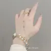 Luxo Leve e Sensação de Alta Qualidade, Pulseira de Peça Única, Nicho e Requintada, Cor Dourada de Alto Brilho, Corrente Lisa Empilhável, Fica Ótima no Verão, Acessório de Mão Versátil para Mulheres