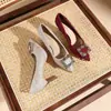 8026-5 Tacones de aguja vintage color borgoña con satén fruncido, hebilla cuadrada de diamantes brillantes, punta fina, cómodos para uso prolongado, zapatos de fiesta