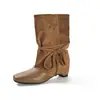 Nuevas botas de estilo coreano 2026 hasta media pantorrilla con un diseño único, que presentan correas, un efecto adelgazante, un tacón de bloque y una suela gruesa, perfectas para la moda de otoño e invierno