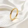 Anillo de titanio ligero de lujo para mujer, estilo hip-hop coreano, diseño fino y elegante. Disponible en stock.