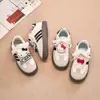 Moda infantil 2026 colección nueva primavera y otoño: Tenis de corte bajo con cierres de velcro, que presentan un diseño único y lindo, un elegante motivo de gato KT y versátiles zapatos estilo princesa