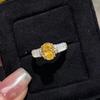 Librito Rojo mismo estilo alto carbono diamante amarillo twist anillo de fritilaria blanca alta calidad versátil elegante anillo simple