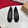 Zapatos Planos de Charol Rojo Estilo Niche con Punta Dividida Articulación Tabi Pezuña de Cerdo Pedrería Zapatos Planos sin Cordones Zapatos de Ballet