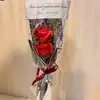 Venta al por mayor de fábrica Regalo transfronterizo Día de la Madre San Valentín Hierba Flores secas Rosa Clavel Flores de jabón Ramo mixto terminado