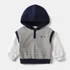 Sudadera con capucha para niños al por mayor 2026 primavera y otoño nuevo estilo coreano chaqueta de dos piezas falsas a rayas para niños moda dropshipping