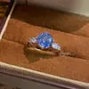 Luxo Leve e Sensação de Alta Qualidade, Anel Aberto Versátil com Zircônia Cortada Flor de Gelo Rosa, Anel para Dedo Indicador com Design Personalizado e Estiloso Venda por Atacado
