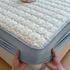 Faldón de cama acolchado con estampado de gasa de doble capa clase A, estilo pequeño y fresco, protector de colchón Simmons antideslizante totalmente cerrado, funda de faldón de cama~