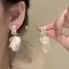 Pendientes de perla tipo pétalo estilo francés para mujer, nuevo modelo popular otoño e invierno 2026, accesorios para orejas estilo festivo