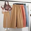 Foto real de pantalones cruzados de mezclilla coloridos para mujer, holgados y adelgazantes, pantalones harén cortos, lavados y desgastados, pantalones tipo dad de zanahoria, elegantes para mujer