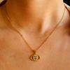 Collar con colgante de ojo de oro auténtico bañado en cobre, estilo retro, estilo literario y artístico británico transfronterizo, cadena de clavícula sencilla y ligera de lujo para mujer.