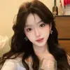 Pendientes de Trébol de Cuatro Hojas Huecos con Circonita Dorada para Mujer de Alta Gama Lujo Ligero Temperamento Pendientes de Tachuela Únicos Hermosos Exagerados Joyería para Orejas