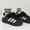 Zapatillas Deportivas para Niños 2025 Primavera y Otoño Nuevas Zapatillas con Puntera de Concha y Combinación de Colores para Usar al Aire Libre, Zapatos Casuales Estilo Coreano para Niñas de Edad Media y Grande