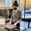 Elegante cárdigan de punto gris con cuello en V y ribete de encaje para mujer, nuevo diseño de otoño 2026, suéter de manga larga