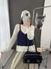 Outono/Inverno 2026 Novo Conjunto de Duas Peças Versátil Branco com Suéter de Manga Longa e Camisola de Tricô Decote V de Botão Único para Mulheres