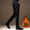 Jeans italiano de alta qualidade com forro de fleece para homens, novidade outono e inverno 2026, calças skinny justas e elásticas, calças compridas casuais