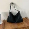 Bolsa tote retrô fosca da moda para mulheres, perfeita para o outono, com grande capacidade, estilo europeu e americano, e um visual sofisticado, adequada para carregar sob o braço