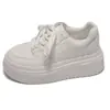 Zapatos blancos de suela gruesa para mujer, estilo nuevo para personas menudas, zapatos casuales versátiles y transpirables para otoño, patines para estudiantes que aumentan la altura y son antideslizantes