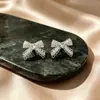 Brincos Super Brilhantes em Forma de Coração com Zircônia Cravejados de Diamante, Borda de Renda Vazada, Laço Tridimensional, Brincos da Moda Tendência, Acessórios de Orelha de Luxo Leve