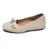 Zapatos de muñeca con hebilla de flor de perla y lazo de charol para mujer, nuevos de otoño 2026, tacón grueso versátil estilo francés, zapatos de tacón bajo
