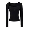 Camisa básica chic estilo coreano com renda e manga longa para mulheres, novo top elegante e bonito de corte justo para o início do outono com decote quadrado