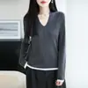 Suéter de gola V marrom escuro para mulheres, início do outono, simples e elegante, com design de peça dupla falsa, mangas compridas e textura de lã de tricô fino, adequado para o trabalho