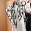 Bufanda Triángulo Perezosa Estilo Francés con Textura Delicada, Adecuada para Uso Diario y Decoración, Bufanda Pequeña para el Cuello de Mujer para Combinar con Camisas, Nuevo Estilo de Moda