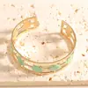 Nuevo brazalete geométrico de esmalte de colores transfronterizo con un toque de lujo ligero y alta gama, brazalete de moda abierto en relieve