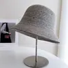 Sombrero de pescador de rafia trenzada de papel multicolor estilo minimalista para mujer, sombrero de paja para protección solar de verano con rayas contrastantes, sombrero de pescador moderno