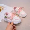 2026 Novos Tênis de Skate para Meninas Primavera e Outono Decoração de Cereja Velcro Sapatos Brancos Superfície de Couro Solado Macio Tênis Esportivos Infantis