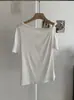 Camiseta de Manga Corta con Hombro Descubierto y Cuello Asimétrico Kekezoon 2026 Nuevo Estilo de Verano Holgada Adelgazante Top de Hombro Derecho Venta al por Mayor 7882