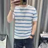 Camiseta de punto para hombre, color blanco y negro, corte slim, cuello redondo, estilo casual de verano nuevo, top a rayas retro con bloques de color, manga corta para hombre